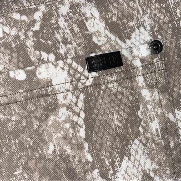 HUE Women's High Rise Denim Capri Legging - Taupe - Faded Python - NWT - Medium - Picture 11 of 14